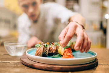 Photo sur Plexiglas Cuisinier Chef masculin faisant cuire des rouleaux de sushi, cuisine japonaise