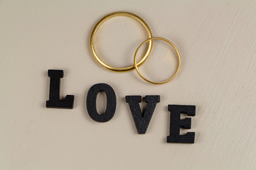 Deux alliances en or et le mot love