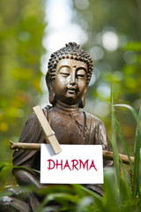 Buddha mit Wort Dharma
