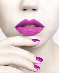 Naklejka premium pink mouth and polish close-up