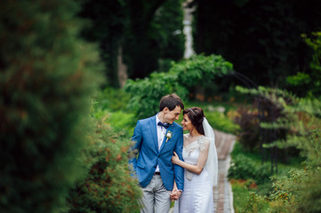 Naklejka premium Look from above at beautiful wedding couple kissing in the eveni