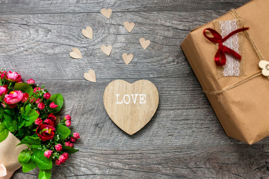 wrapped gift on a wooden grey background,Valentines Day, romantic photos, Romantic bouquet with hearts and gifts, suitable for advertising