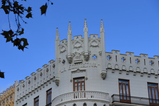 Wundervolle Fassade eines Geb&auml;udes auf der Plaza del Ayuntamiento vor tiefblauem Himmel
