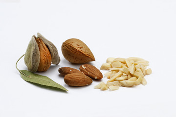 Reife Mandeln und Mandelsplitter vor hellem Hintergrund, Serie 3 von 16