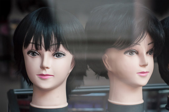 mannequins avec perruques en vitrine