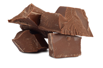 Gebrochene Schokolade Stück Nahaufnahme isoliert auf weiß 