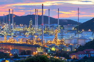 Naklejka premium Oil Refinery factory at twilight