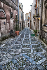 Erice, una caratteristica stradina del borgo medievale in provincia di Trapani