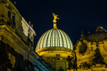 Obraz premium Dresden, Kuppel der Kunstakademie bei Nacht