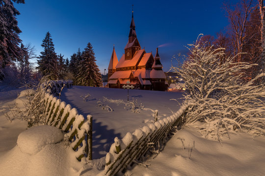 Stabkirche in Hahnenklee bedeckt mit Schnee an einem Tag im Winter