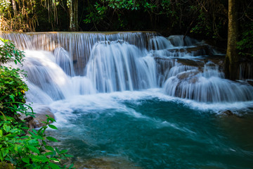 Obraz premium Waterfall in tropical forest at Huay Mae Khamin National Park, Thailand