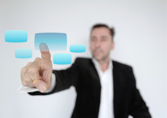 homme commande virtuelle cases bleues