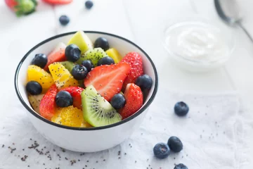 Crédence de cuisine en verre imprimé Fruits Fresh organic fruit salad with chia seeds
