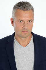 Mann 40 plus mit besorgtem Blick