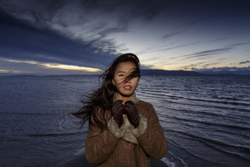 Mujer joven oriental cerca del mar