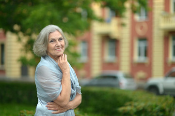 Obraz premium Smiling senior woman