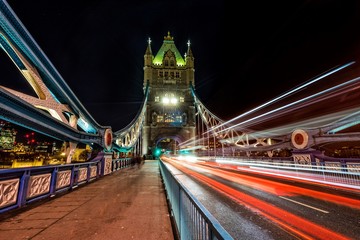 Fototapeta na wymiar Tower Brige in London bei Nacht