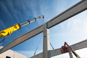 Montage von Betonteilen, Kran auf einer Großbaustelle