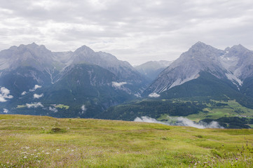 Fototapeta na wymiar Scuol, Ftan, Wanderweg, Motta Naluns, Panoramaweg, Flurinaweg, Alpen, Graubünden, Schweizer Berge, Sommer, Schweiz