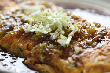 ねぎ甘酢ソースをかけた卵焼き