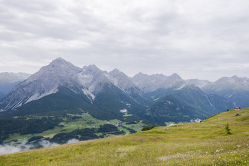 Obraz premium Scuol, Engadin, Unterengadin, Alpen, Graubünden, Wanderweg, Motta Naluns, Flurinaweg, Inn, Inntal, Sommer, Schweiz