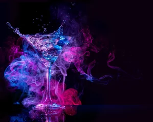 Abwaschbare Fototapete Cocktail Cocktailspritzer und mehrfarbiger Rauch auf schwarzem Hintergrund