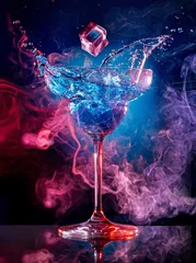 Fototapete Cocktail Eiswürfel, die in spritzenden Cocktail auf rauchigem Hintergrund fallen