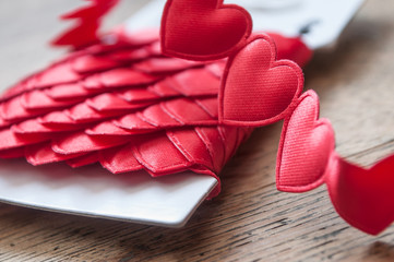 ruban rouge décoratif avec des coeurs