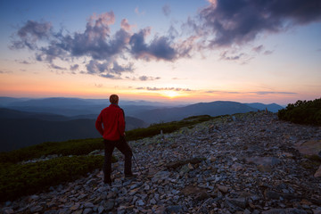 Obraz premium Hiker watching sunset
