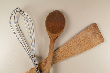 Fouet, spatule et cuillère en bois