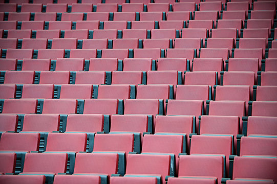 Rote Sitzreihen im Stadion