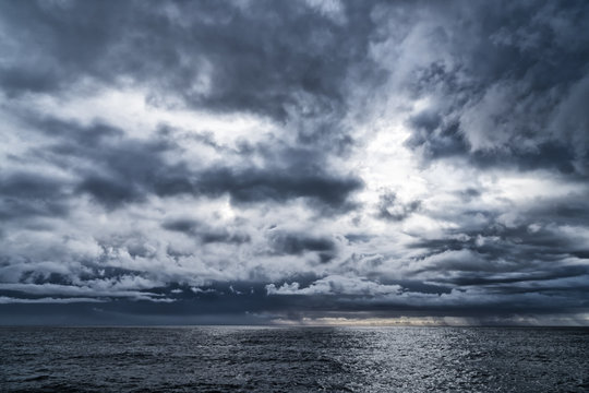 Dramatic seascape with stormy clouds © Arcansél