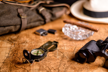 alte Karte mit Fernglas und Kompass