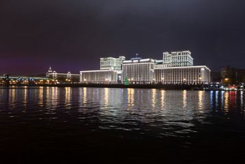 Moskau. Blich auf Verteidigungsministerium von Gorki-Park