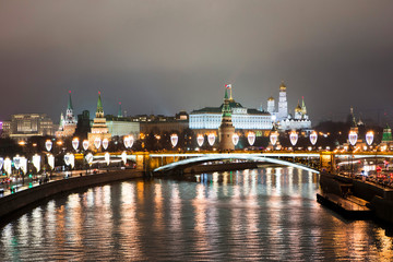 Fototapeta na wymiar Moskau. Blick auf Kremel von Patriarchen-Brücke
