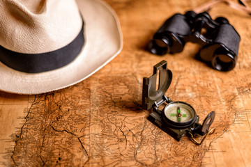 alte Karte mit Fernglas und Kompass