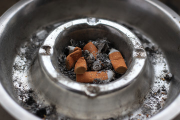 Aschenbecher mit 5 Zigaretten in der Mitte