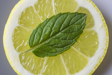 Zitronenscheibe mit Minzblatt