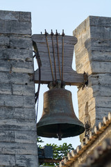 Obraz premium Big bell on the old stone fortress wall