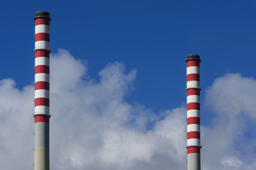 Schornsteine eines Kraftwerks in Sines, Portugal