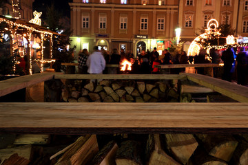 Dorośli i dzieci na kempingu wokół płonącego ogniska w Opolu na rynku. - obrazy, fototapety, plakaty