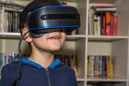Kind vergnügt mit Virtual Reality Datenbrille
