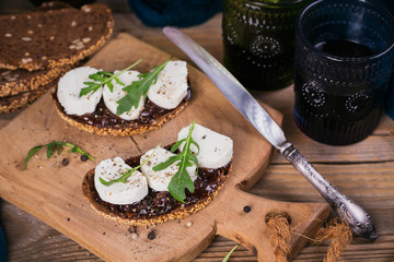Bruschetta with fig jam, goat cheese and rucola