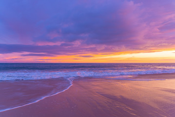 Rosa und purpurroter Strand-Sonnenuntergang