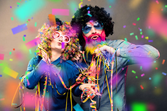 Fr&ouml;hliches P&auml;rchen feiert Fasching