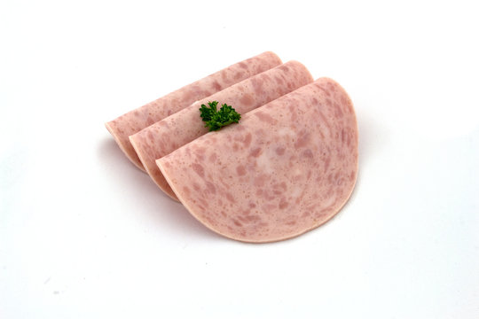 drei scheiben jagdwurst auf einem weissen hintergrund