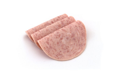drei scheiben jagdwurst auf einem weissen hintergrund
