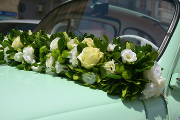 Fiat 500 addobbata con fiori