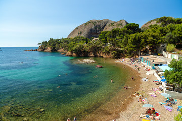 Sunny day at the beach at La Ciotat in the south of France with clear water and tourists. - obrazy, fototapety, plakaty