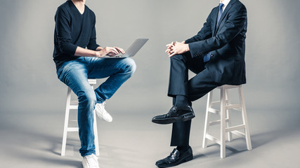 スーツと私服の男性 サラリーマンとフリーランサー